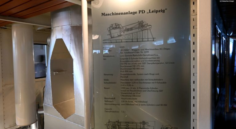 PD "Leipzig" Infotafel der Maschine im Schiffsinneren