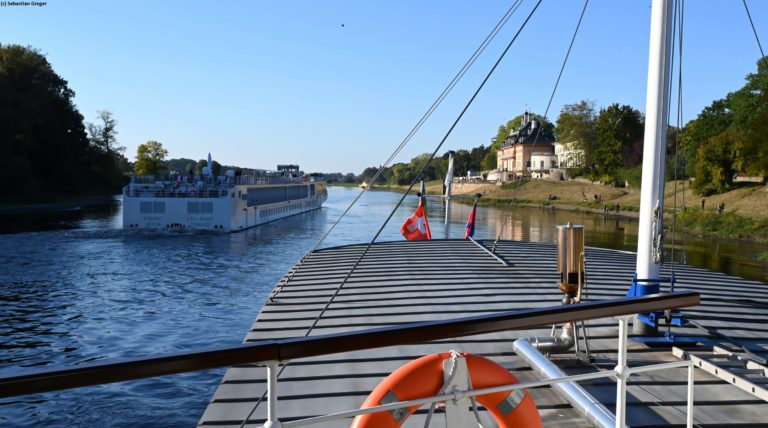 PD "Leipzig" wird in Pillnitz vom einem Flusskreuzfahrtschiff überholt